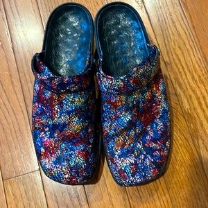 Wolky Multi crash suede clog. Sweet upper with rubber sole.